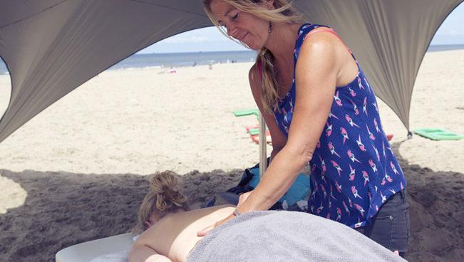massage op het strand scheveningen